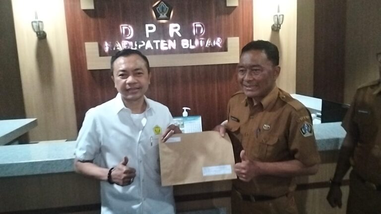 Resmi Mundur, Wabup Blitar Serahkan Surat Pengunduran Diri Ke DPRD