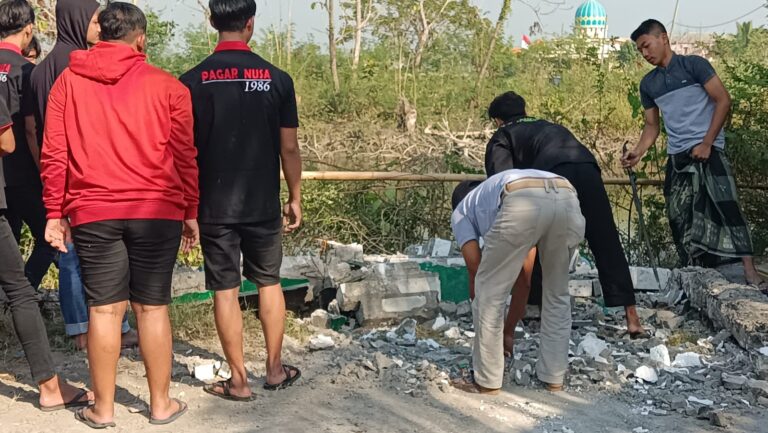 Anggota Pagar Nusa Nataan Lamongan Sukarela Bongkar Tugu, Kapolres Lamongan Beri Apresiasi