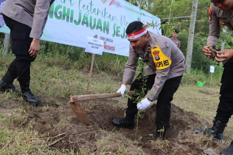 Peringati HUT RI Ke-78, Polres Blitar Tanam Ratusan Pohon Kayu Putih untuk Penghijauan