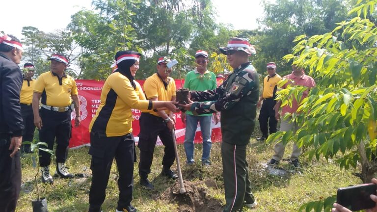 Semarak HUT KEMERDEKAAN RI, Polsek Udanawu giatkan penanaman pohon