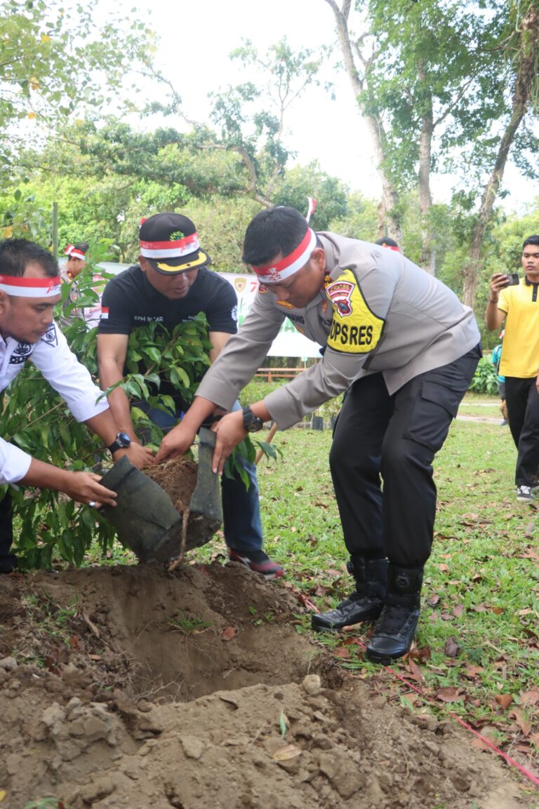 Polres Blitar Kota Melaksanakan Penanaman Pohon Serentak di 9 Polsek