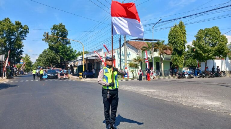 Hormat Bendera Merah Putih, Seluruh Pengendara di Bondowoso Berhenti Saat Detik – Detik Proklamasi