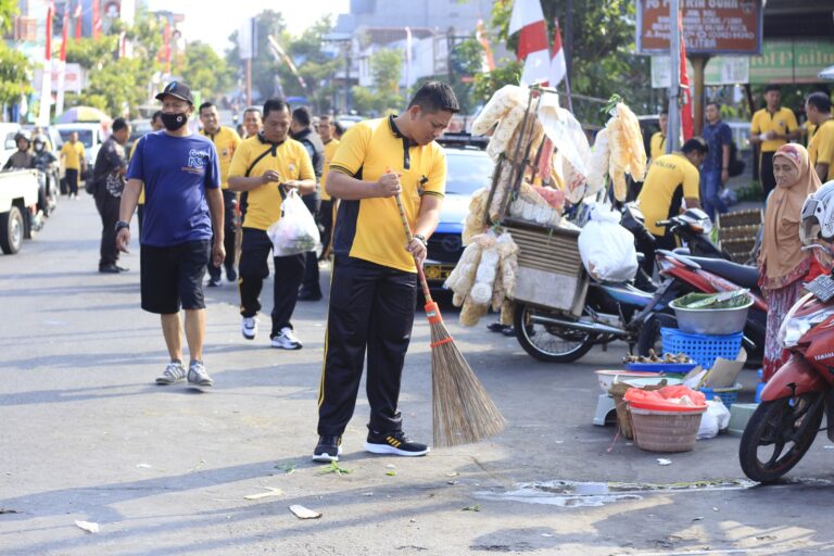 Jaga Kebersihan Lingkungan, Polres Blitar Kota Gelar Aksi Bersih Sampah Diarea Pasar Templek