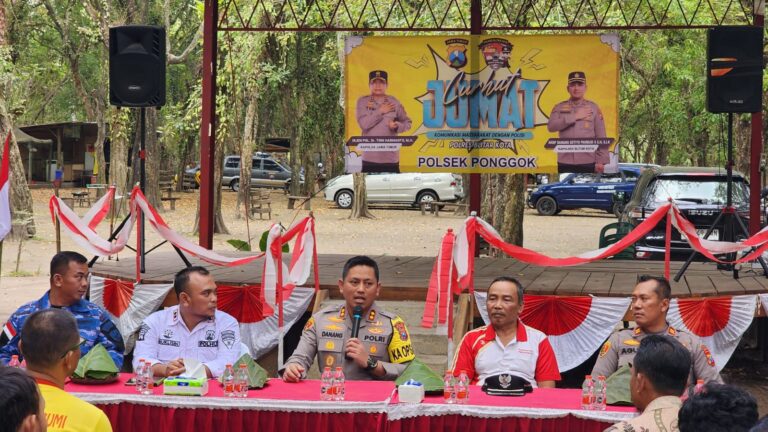 Polres Blitar Kota Ajak Warga Jaga Kamtibmas dan Kelestarian Lingkungan dalam Jum at Curhat.