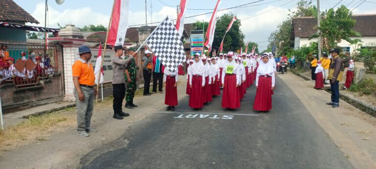 Anggota Polsek Udanawu Amankan Lomba Gerak Jalan