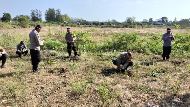 Peringati Hari Kemerdekaan RI ke – 78, Polres Nganjuk Tanam Ribuan Berbagai Jenis Pohon 