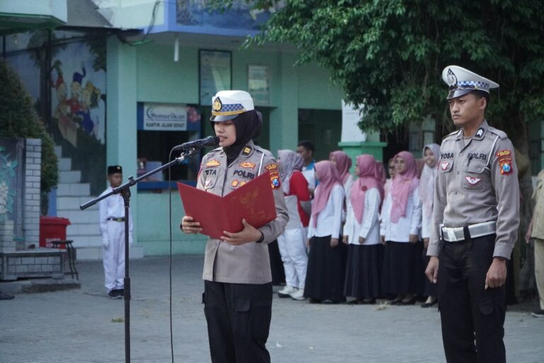 Gakkum Polres Gresik Jadi Pembina Upacara di UPT SDN 6 Gresik , Ini Pesannya