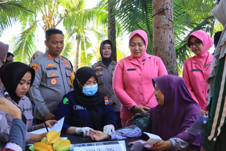 Sambut Ulang Tahun ke-75, Polwan Polres Tuban Gelar Bakti Kesehatan