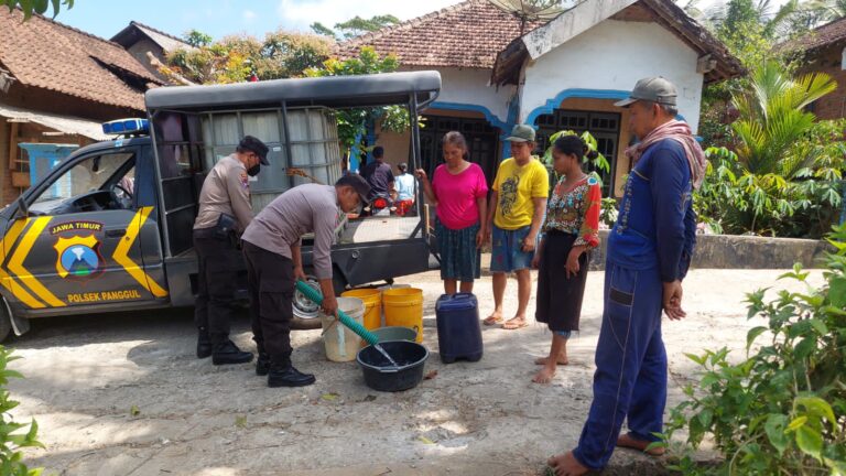 Polisi Rutin Laksanakan Patroli Sambang Tirta Warga Trenggalek Sumringah