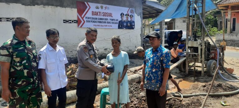 Polres Blitar Kota Berikan Bantuan Sumur Bor, Pompa Air dan Distribusikan Buku Bacaan di Ponpes