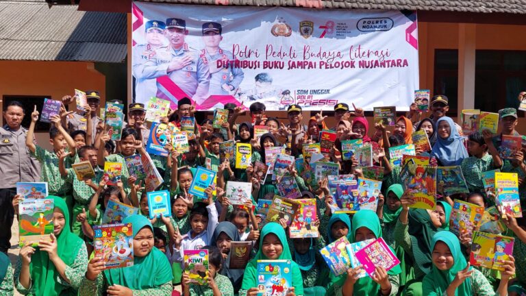 Polres Nganjuk Sebarkan Ribuan Buku Bacaan UpayaTumbuhkan Literasi dan Kecintaan Membaca Anak