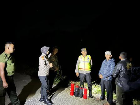 Gercep, Polisi Bersama TNI dan RPH Berhasil Padamkan Karhutla di Gunung Lingga Probolinggo