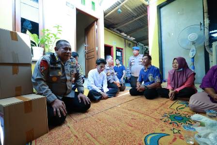 Dari Pintu ke Pintu Kapolda Jatim Kunjungi Warga Melalui Jum’at Curhat dan Jum’at Berkah