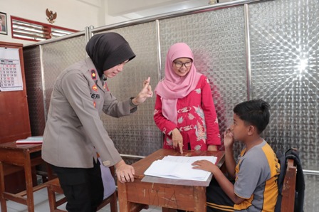 Polisi Peduli Pendidikan, Polwan Polres Ponorogo Beri Motivasi Pelajar SLB-B Pertiwi