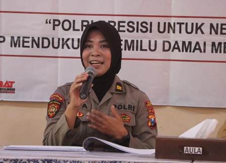 Tangkal Berita Hoax, ‘Srikandi Hebat’ Polres Probolinggo Datangi Sekolah di Probolinggo