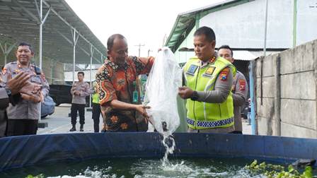 Dukung Ketahanan Pangan, Kapolresta Sidoarjo Tebar 5.000 Benih Ikan Lele