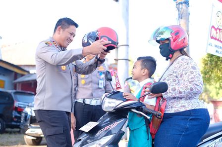 Sambut HUT Kemerdekaan RI Ke -78, Polres Blitar Kota Bagikan Helm Dan Bendera Pada Pengguna Jalan