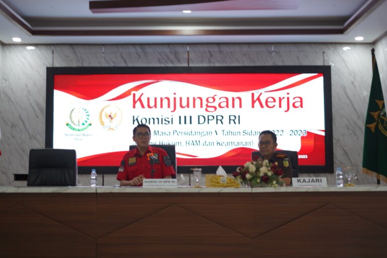 KUNJUNGAN KERJA KOMISI III DPR RI ARTERIA DAHLAN KE KEJAKSAAN NEGERI BLITAR