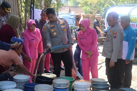 Polres Bondowoso Salurkan Bantuan Sembako dan Air Bersih Untuk Warga Tegalampel