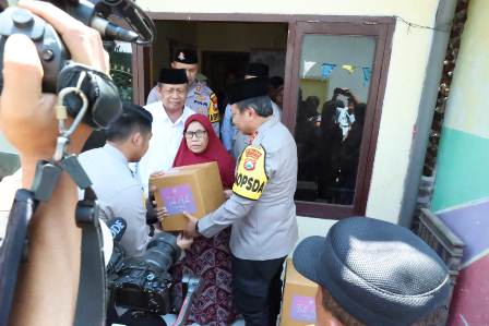 Kapolda Jatim Apresiasi Kinerja Polisi RW Desa Jambangan Pasuruan Kota Saat Jumat Curhat