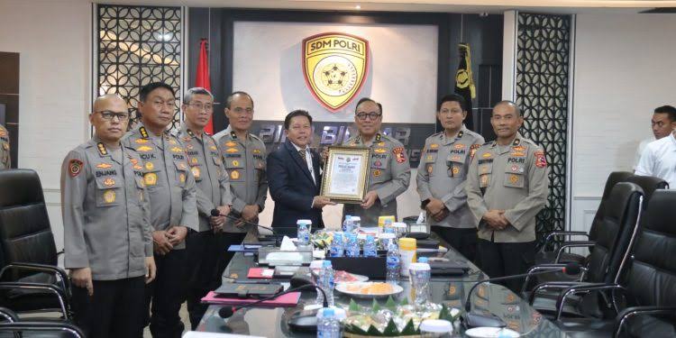 Keterbukaan Rekruitmen Polri, As SDM Irjen Dedi Prasetyo Terima Presisi Award