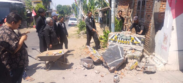 Tugu Perguruan Silat PSHT Rayon Desa Kuncir Dibongkar Secara Sukarela