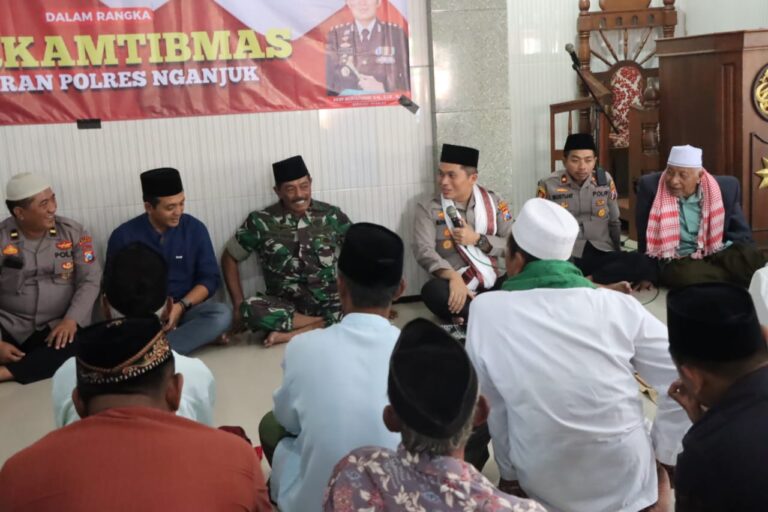 Kapolres Nganjuk, Sambangi Masjid Baitul Muttaqin Desa Drenges dalam Kegiatan Safari Jumat dan Jumat Curhat