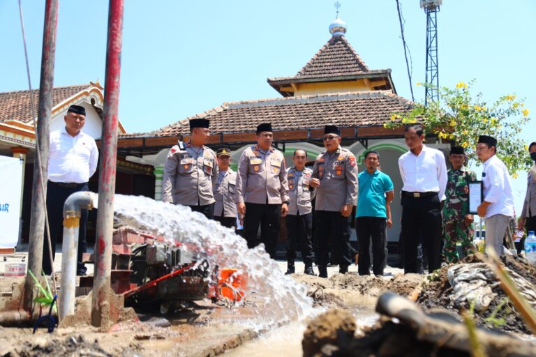 Bakti Polri, Polres Magetan Serahkan Bantuan Sumur Bor Dan Mesin Pompa Air Kepada Warga Desa Nguri