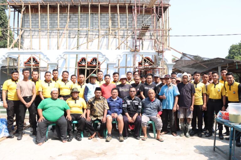 Polres Blitar Kota Kerja Bakti Bangun Masjid Bersama Warga Lingkungan Yosenan Tanjungsari