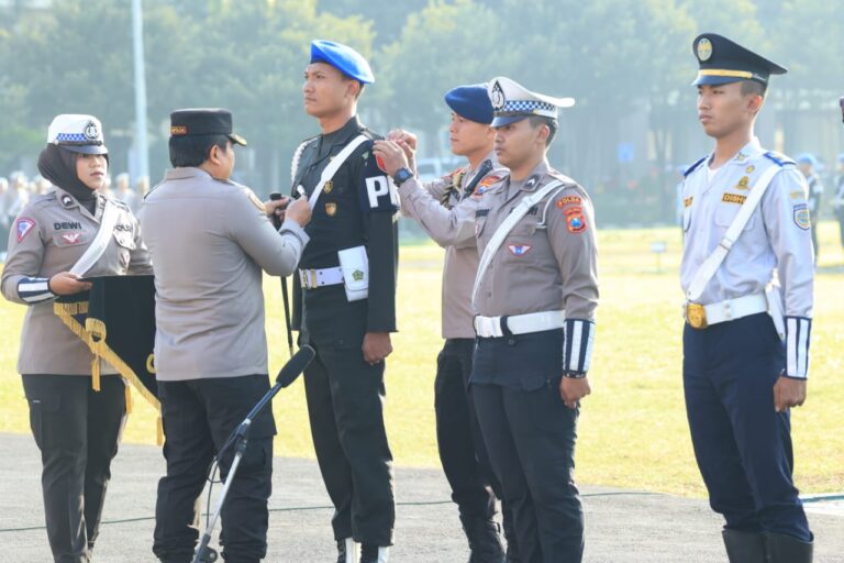 Polda Jatim Berikan Gif untuk Masyarakat yang Tertib Berlalulintas Pada Operasi Zebra Semeru 2023