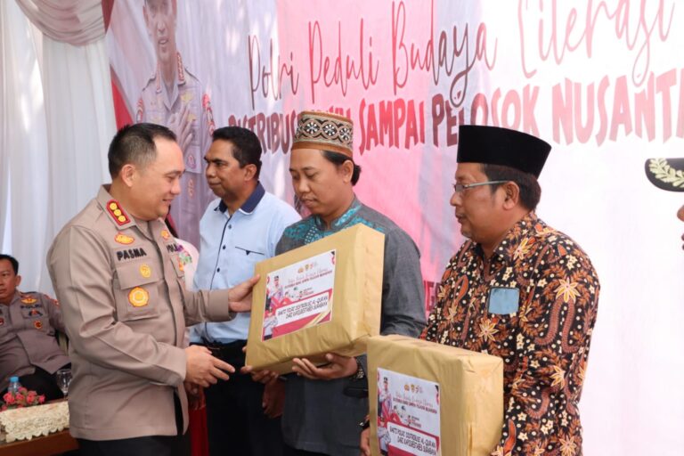 Polrestabes Surabaya Berbagi Ribuan Buku dan Kitab Suci Untuk Warga