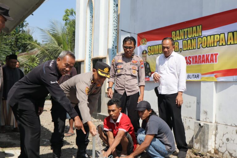 Hadapi Musim Kemarau Polres Blitar Berikan Bantuan Sumur Bor dan Pompa Air Untuk Warga 