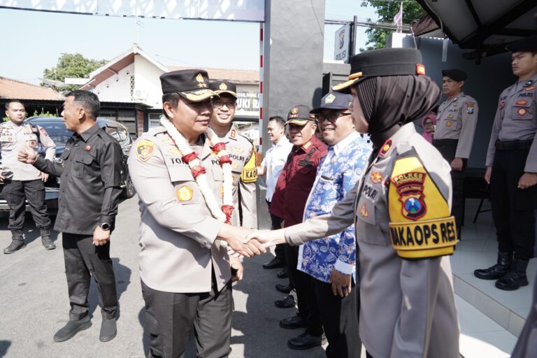 Kunjungi Polres Ponorogo Kapolda Jatim Tandatangani Prasasti Sumur Bor