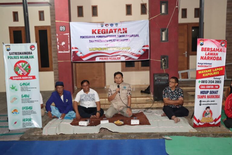 Cangkrukan bersama Polres Nganjuk, BNN Kabupaten Nganjuk dan Warga di Kelurahan Payaman Cegah Bahaya Narkoba