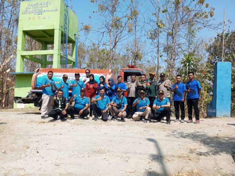 Polres Nganjuk Bersama BPBD dan Siswa SMKN 1 Lengkong Berikan Bantuan Air Bersih kepada Warga Desa Ngepung yang Terdampak Krisis Kekeringan