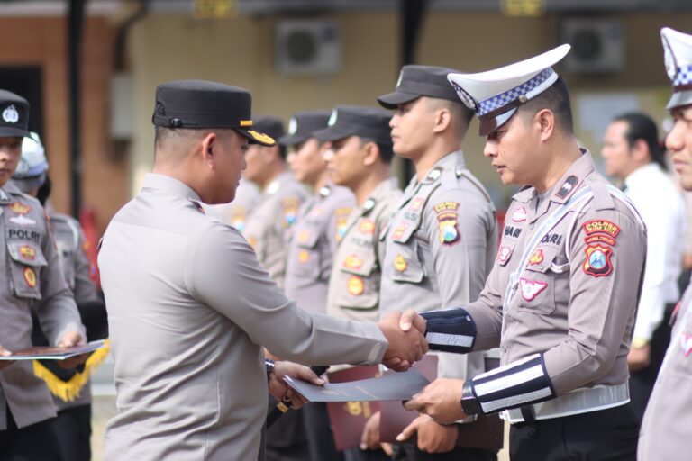 Anggota Polres Blitar Kota Terima Reward dari Kapolres