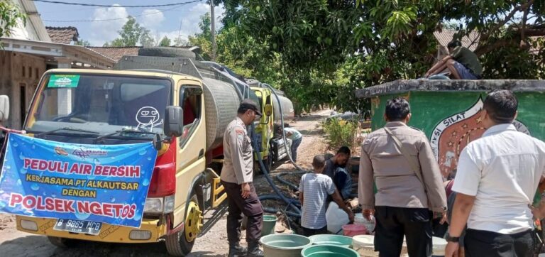 Polsek Ngetos Bersama BPBD Kabupaten Nganjuk dan Pemdes Salurkan Air Bersih untuk 120 KK Warga Dusun Jatirejo