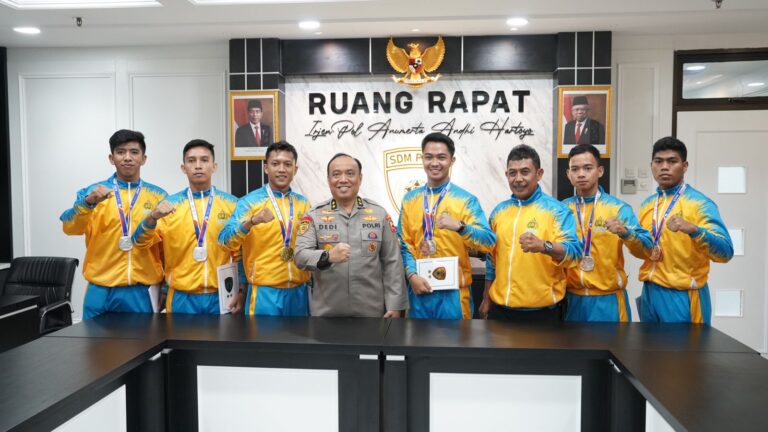 As SDM Hadiahi Anggota Atlet Karate Pembinaan Karier