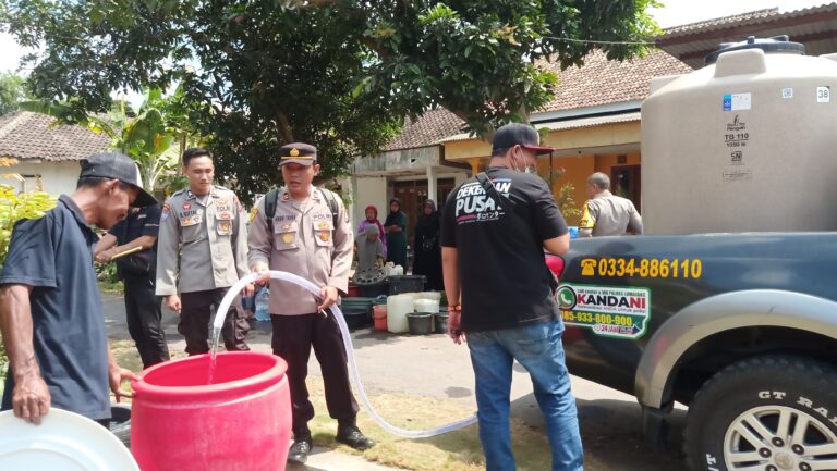 Polres Lumajang Kembali Distribusikan Bantuan Air Bersih Untuk Warga