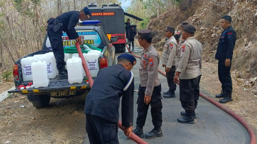 Gunakan Water Cannon Satuan Brimob Polda Jatim Kirim Air Bersih Untuk Warga Ponorogo