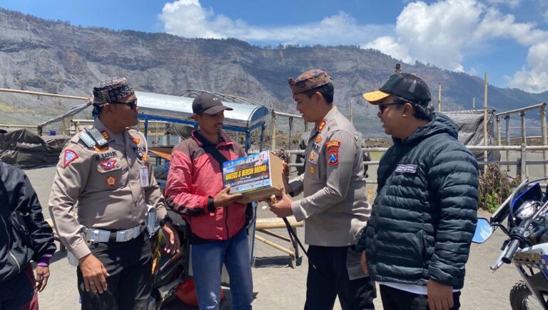 Polri Peduli, Polres Probolinggo Gelar Baksos dan Bersih Sampah di Bromo Tengger Semeru 