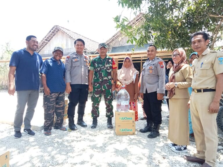 Polres Nganjuk Bersama AKD Lengkong dan Jatikalen Sumbangkan Air Minum Dalam Kemasan untuk Warga Desa Pule