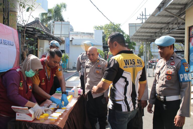 Kapolres Lakukan Tes Urin Puluhan Anggotanya : Upaya Cegah Penyalahgunaan Narkoba di lingkungan Polres Nganjuk