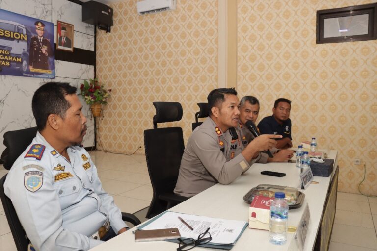 Bersama Dishub, Polres Sampang Beri Edukasi kepada Pengusaha dan Sopir Angkutan Garam Untuk Cegah Laka