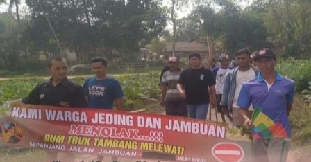 PULUHAN WARGA JEMBER TOLAK AKTIVITAS TAMBANG GALIAN C