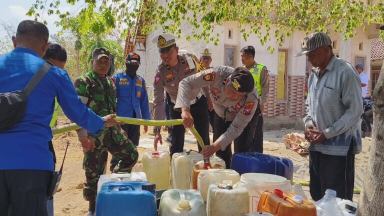 Sambut Hari Lalu Lintas Bhayangkara ke 68, Satlantas Bondowoso Sumbang Tandon dan Dropping Air Bersih