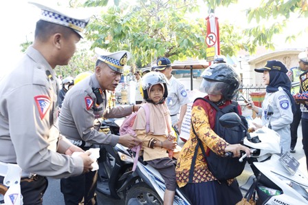 Edukasi di Operasi Zebra Semeru 2023,  Polres Madiun Kota Berbagi Helm Gratis