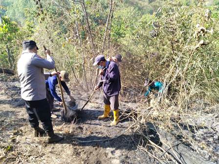 Sinergitas Polisi bersama TNI dan RPH Berhasil Padamkan Api di Gunung Lawu Petak 39 Ngawi