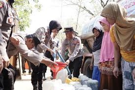 Gandeng TNI Dan BPBD, Polwan Polres Ponorogo Droping Air Bersih Untuk Wilayah Yang Alami Kekeringan