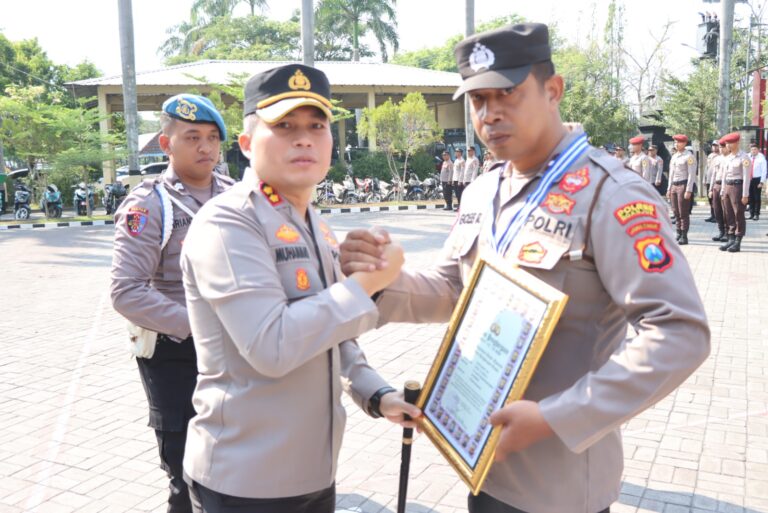 Kapolres Nganjuk Beri Penghargaan 6 Anggota Bhabinkamtibmas yang Berprestasi